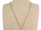 gros plan d'un collier sur un mannequin mannequin