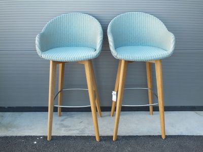 paire de tabourets de bar en osier bleu de style « mid-century », avec des pieds en bois