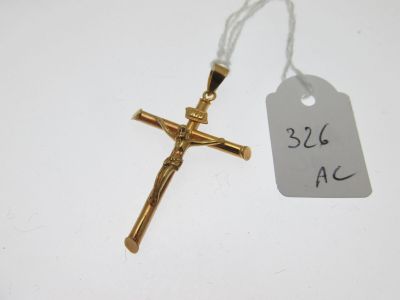 un gros plan d'une croix à laquelle est accrochée une étiquette de prix