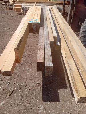 plusieurs morceaux de bois sont empilés les uns sur les autres pour former une pile