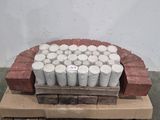de nombreux rouleaux de papier toilette posés sur une palette