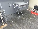 deux chaises et une table sur la terrasse d'une maison