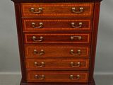 une commode en bois avec des poignées en laiton et des tiroirs de chaque côté