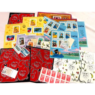 plusieurs types de timbres différents sur une table