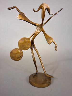 statue en bronze représentant une femme tenant une raquette de tennis et une balle
