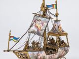 une photo d'une maquette de bateau posée sur une table