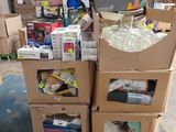 de nombreux cartons empilés les uns sur les autres dans un entrepôt