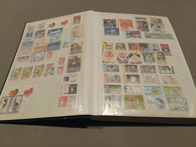 un livre ouvert avec des timbres sur une table