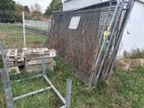une clôture dans laquelle sont encastrées plusieurs briques