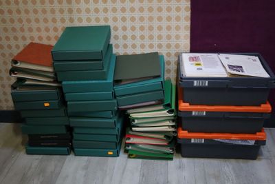 de nombreux livres empilés sur le sol
