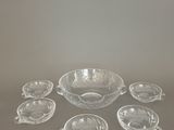 une photo montrant un ensemble de plats en verre transparent posés sur une table