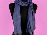 une écharpe bleu foncé sur un mannequin, un mannequin, un mannequin, un mannequin, un mannequin, un mannequin, un mannequin, un mannequin, un manne