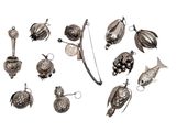 beaucoup d'objets en argent sur une surface blanche