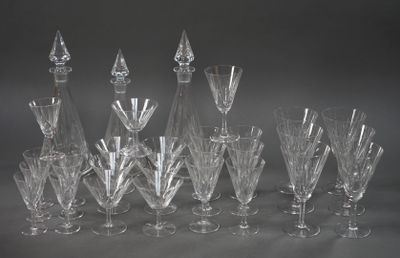 un grand nombre de verres à vin posés sur une table