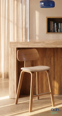 une chaise qui se trouve devant une table