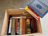 une boîte pleine de livres posée sur une table