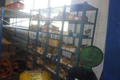 un homme qui se tient devant un présentoir de produits alimentaires