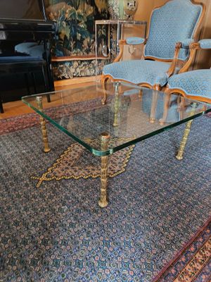 deux chaises et une table au milieu d'un salon