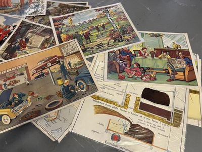 une pile de vieilles cartes postales posée sur une table
