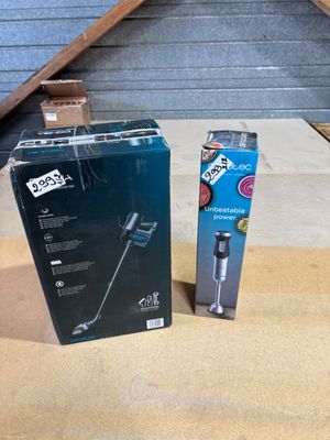 l'emballage d'un nouveau microphone et une boîte posée sur une table