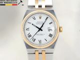 une montre blanche et dorée ornée de chiffres romains