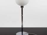 un gros plan d'une table sur laquelle se trouve une lampe