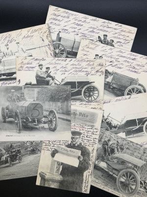 plusieurs vieilles photos en noir et blanc représentant des voitures anciennes et des personnes