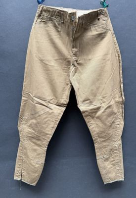 une photo d'un pantalon suspendu à une corde à linge