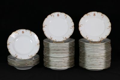 beaucoup d'assiettes empilées les unes sur les autres