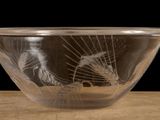 un bol en verre décoré, posé sur une table