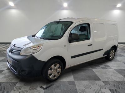 la photo d'une camionnette blanche sur un sol en damier