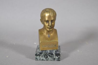 buste en bronze représentant un jeune garçon, orné d'une plaque