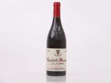 une bouteille de vin posée sur une table