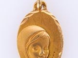 Gros plan sur une médaille d'or portant le visage d'une femme
