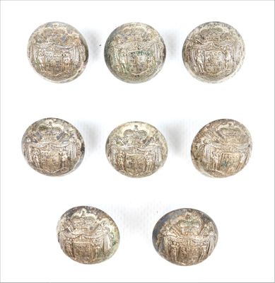 six boutons argentés ornés de motifs sur un fond blanc