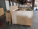 beaucoup de cartons qui sont entreposés dans un entrepôt