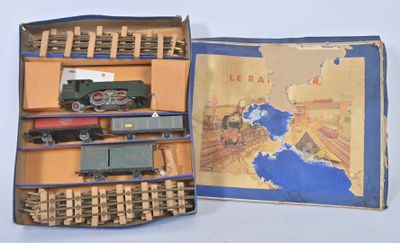 un circuit de train miniature dans une boîte, avec une carte en arrière-plan