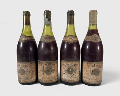 trois bouteilles de vin posées les unes à côté des autres sur une surface blanche