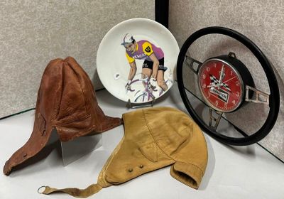 un chapeau, une assiette et une horloge posés sur une table
