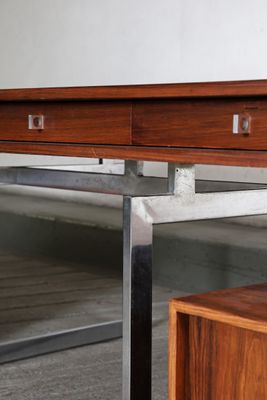 un bureau en bois muni de deux tiroirs, dans une pièce