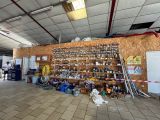 une grande pièce avec de nombreux objets sur les étagères
