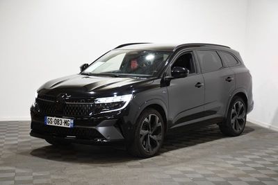 le 4x4 noir est garé sur le sol en damier d'une pièce