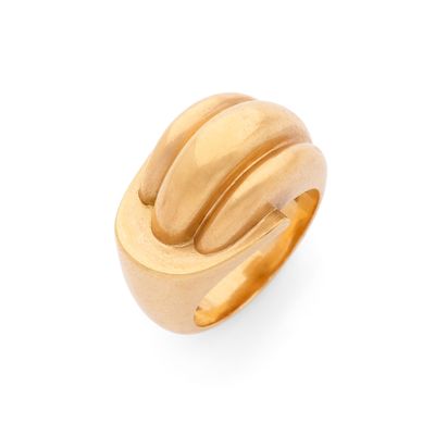 gros plan d'une bague en or sur fond blanc