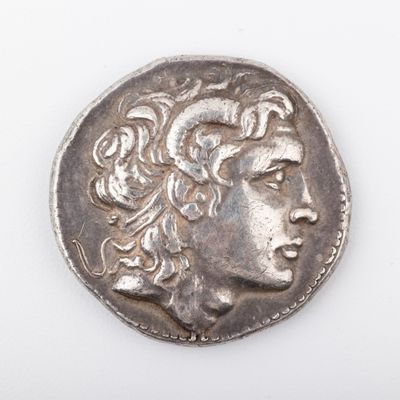une vieille pièce d'argent sur laquelle est représentée la tête d'un homme