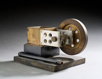une petite machine posée sur une table