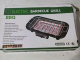 un barbecue électrique dans la boîte posée sur la table