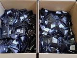 deux boîtes remplies de différents types de téléphones portables, empilées l'une sur l'autre