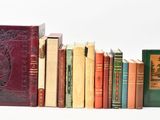 de nombreux livres alignés les uns à côté des autres sur une étagère