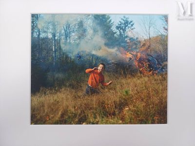 une photo d'un homme debout dans l'herbe
