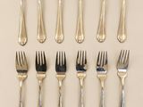 beaucoup de fourchettes et de cuillères sur la table